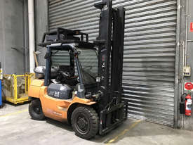 Toyota 02-7FG35 LPG / Petrol Counterbalance Forklift - picture0' - Click to enlarge