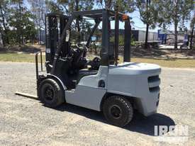 2013 Nissan YGIF1A35U Forklift - picture2' - Click to enlarge