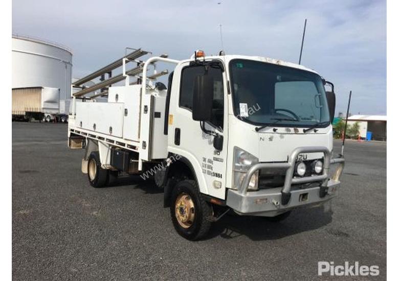 caption 2011 Isuzu NPS300