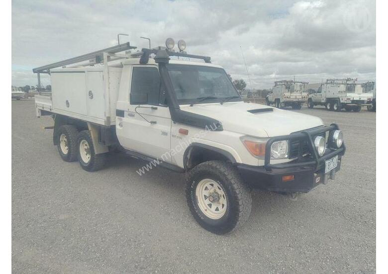 caption Toyota Landcruiser 76/78/79 Series