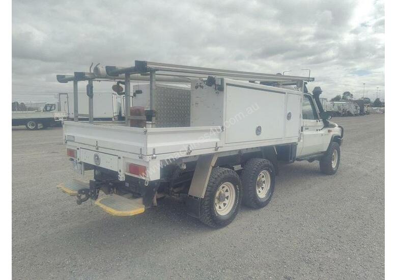caption Toyota Landcruiser 76/78/79 Series