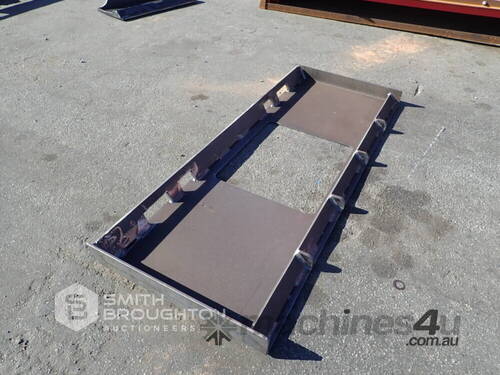 SKID STEER UNIVERSAL MOUNTING PLATE (UNUSED)