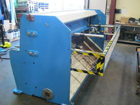 Pacific 2450mm x 4mm Hydraulic Guillotine - picture0' - Click to enlarge