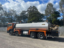 International Acco 2350G Water truck Truck - picture2' - Click to enlarge
