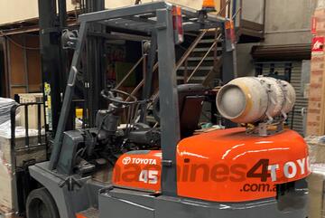 COMPACT TOYOTA 4.5 TON FORKLIFT