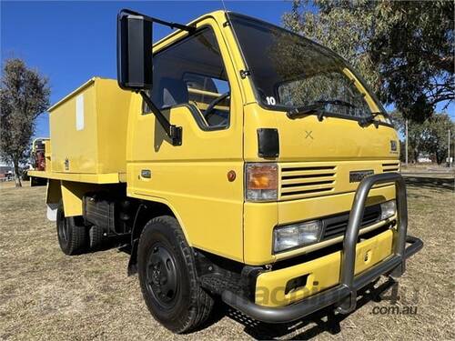 GRAND MOTOR GROUP - 1994 MAZDA T3500 Fire Truck