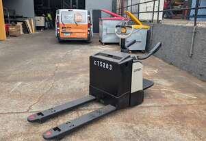 CROWN WT3040-20-1150 2T Ride-On Pallet Mover