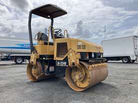 Caterpillar CB-224D Articulated Vibratory Dual Smooth Drum Roller - picture0' - Click to enlarge