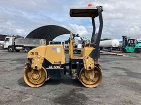 Caterpillar CB-224D Articulated Vibratory Dual Smooth Drum Roller - picture2' - Click to enlarge