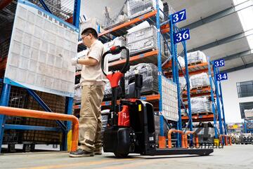 EP 1.5t Pallet Jack F4 - electric 24V, Compact and Versatile