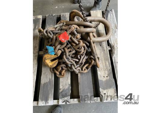 caption LOT #32 Lifting chains