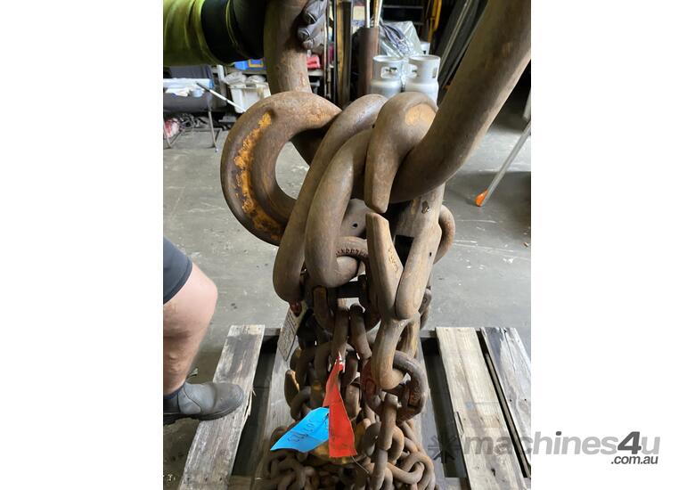 caption LOT #32 Lifting chains