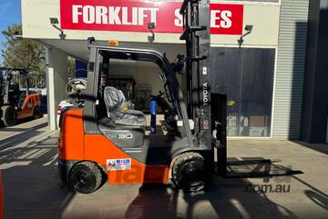 Toyota 3.0 tonne compact forklift