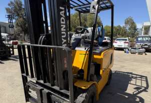 Hyundai 2.5 Tonne Electric Forklift