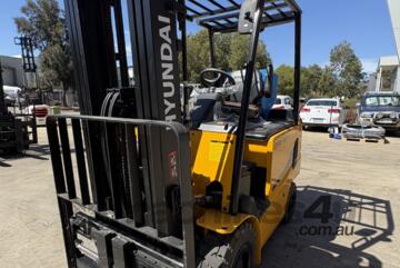 Hyundai 2.5 Tonne Electric Forklift