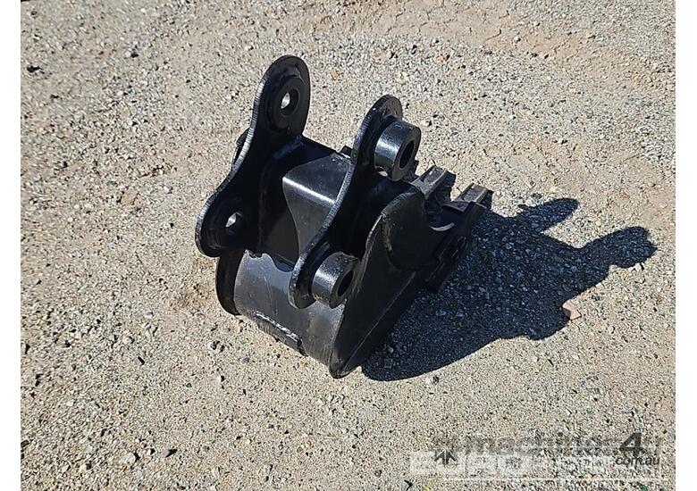 caption Unused Trench Bucket 295mm, Ears 35mm, Centers 200mm, Pins 40mm