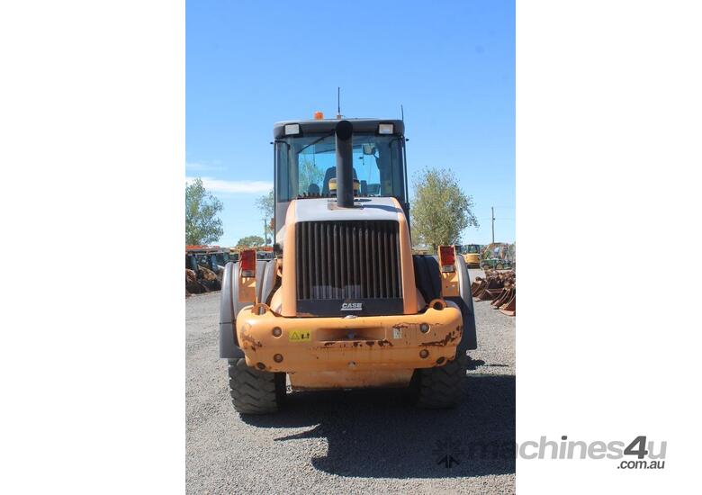 caption 2011 CASE 621e