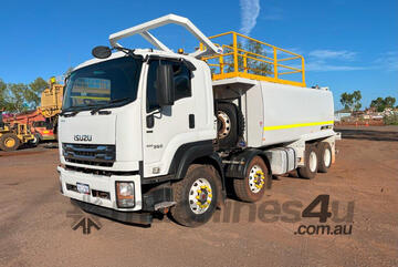 Isuzu   8x4 Water Truck