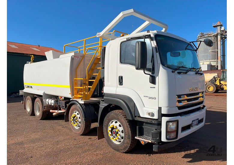 Isuzu 8x4 Water Truck