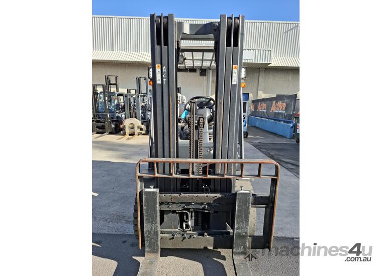 caption Wollongong Forklift: 2017 Crown 3T, LPG, 3-Stage Container Mast, 4.7m Lift!