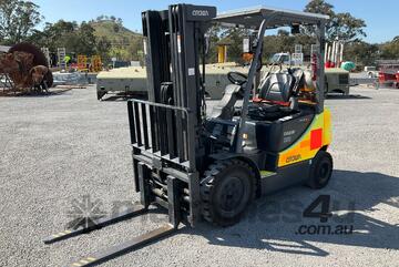 2009 Crown CG25P-5 Forklift Container Mast 2009 Crown CG25P-5 Forklift Container Mast