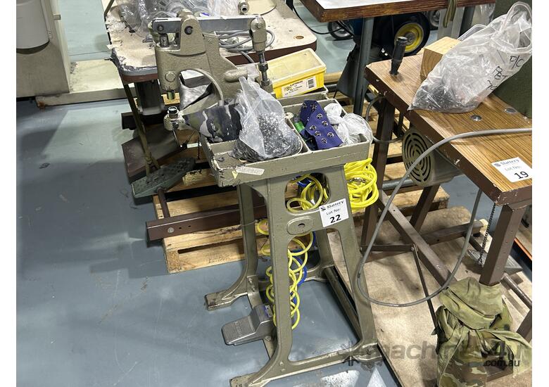 Pegasus E32-542 Sewing Machine