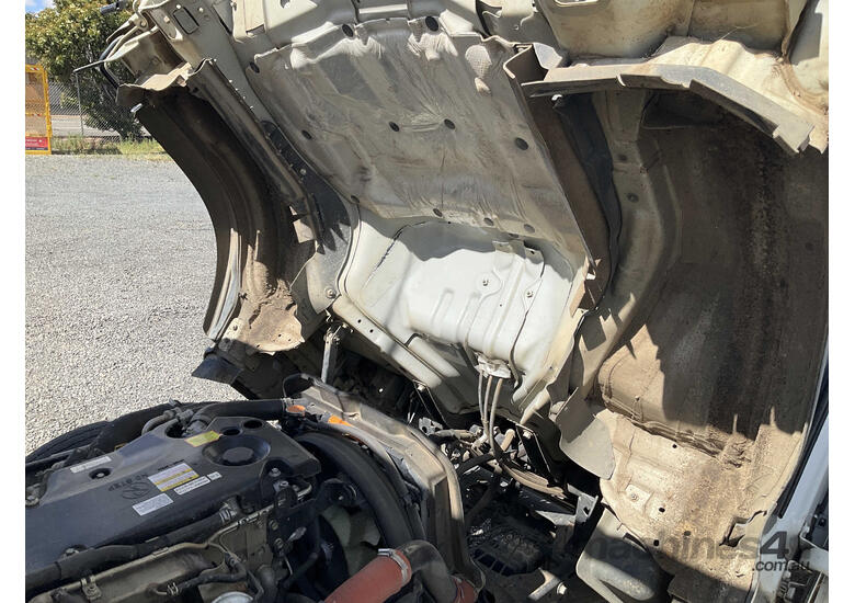 2020 Isuzu NLR 45-150 Table Top