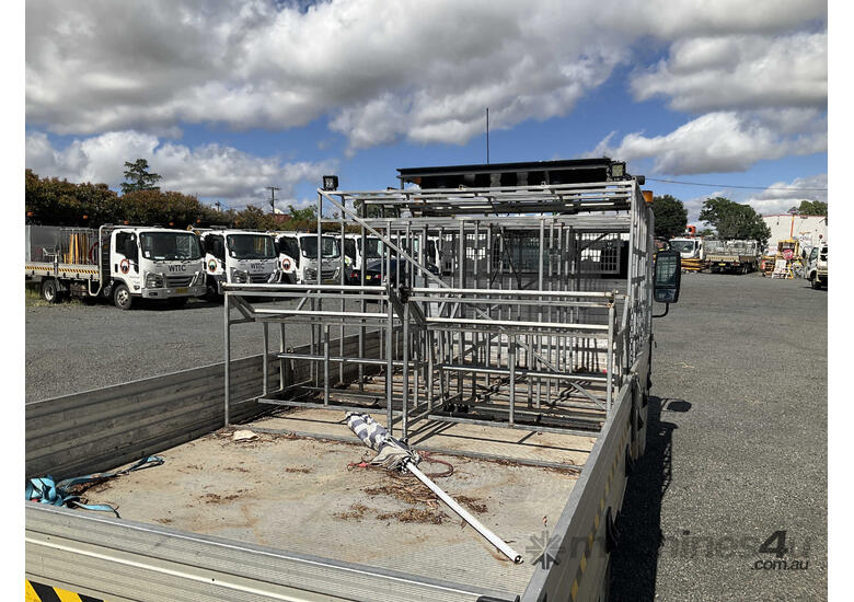 2020 Isuzu NLR 45-150 Table Top