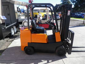 Yale counterbalance forklift - picture1' - Click to enlarge