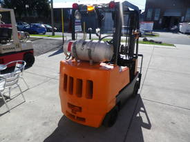 Yale counterbalance forklift - picture2' - Click to enlarge