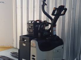 Crown Forklift pallet truck PE4500 - picture0' - Click to enlarge