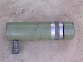 HYDRAULIC  LIFTING CYLINDER, 25 Ton x 5 ½” (140 mm) Stroke - picture1' - Click to enlarge