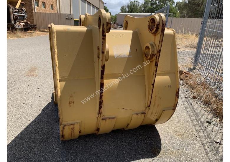 caption CAT 428B BACKHOE BUCKET