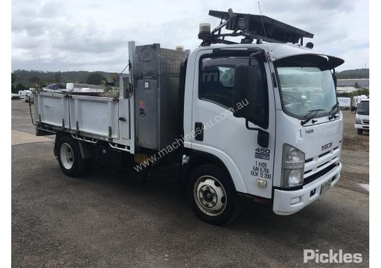 caption 2010 Isuzu NQR450 Medium