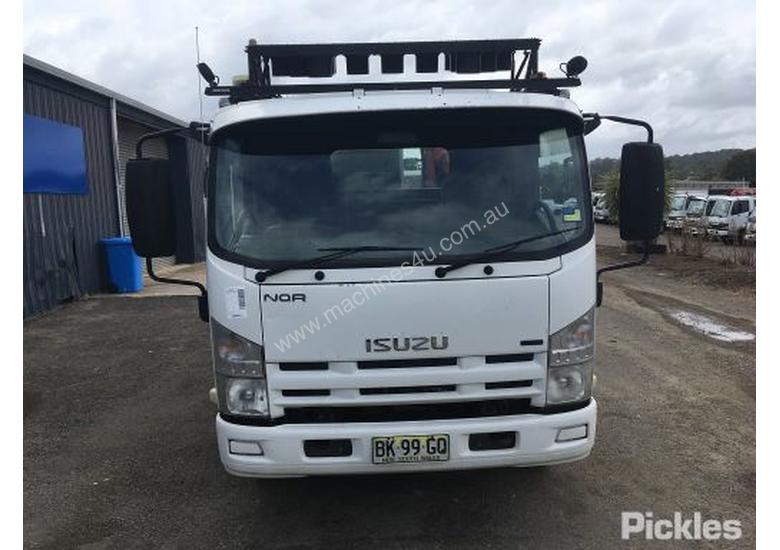caption 2010 Isuzu NQR450 Medium