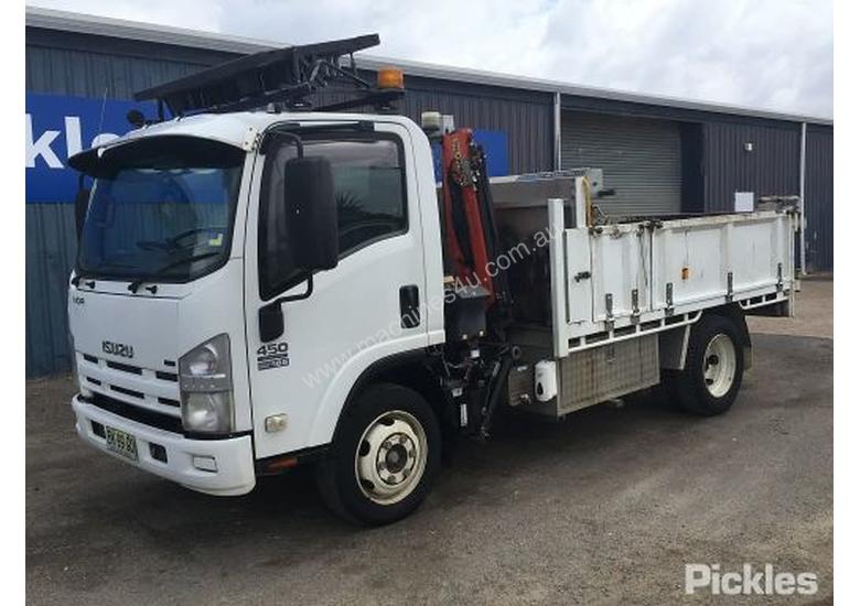 caption 2010 Isuzu NQR450 Medium