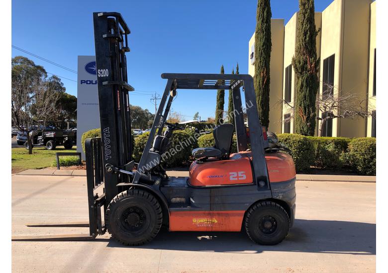 caption Toyota 42-6FG25