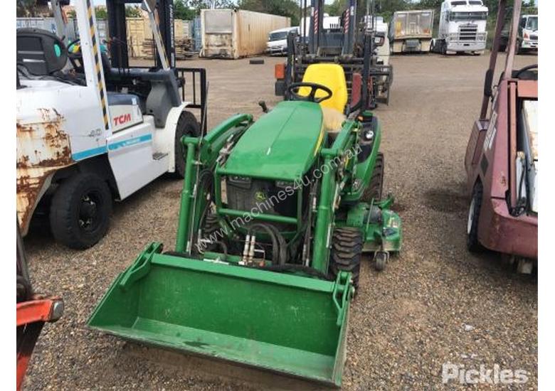 caption 2017 John Deere 1025R