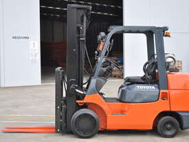 Toyota  4.5 Ton Forklift with 5 meter reach and fork positioner  - picture1' - Click to enlarge
