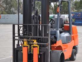 Toyota  4.5 Ton Forklift with 5 meter reach and fork positioner  - picture2' - Click to enlarge
