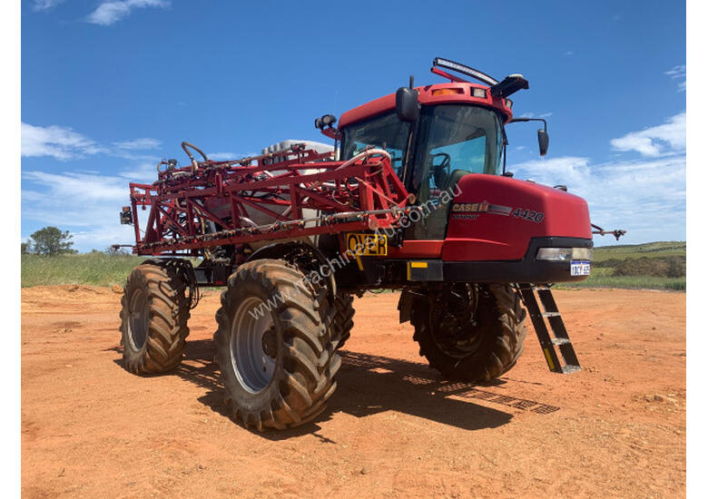 caption CASE IH 4420 Boom Spray Sprayer