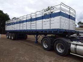 Semi trailer with 40ft cattle crate - picture0' - Click to enlarge