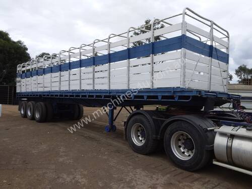 Semi trailer with 40ft cattle crate