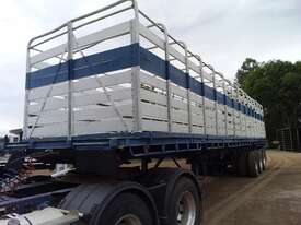 Semi trailer with 40ft cattle crate - picture0' - Click to enlarge