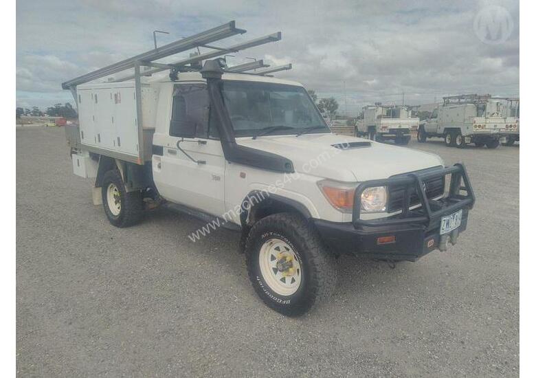 caption Toyota Landcruiser 76/78/79 Series