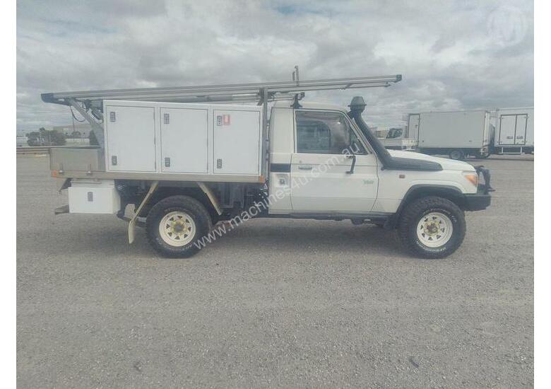 caption Toyota Landcruiser 76/78/79 Series