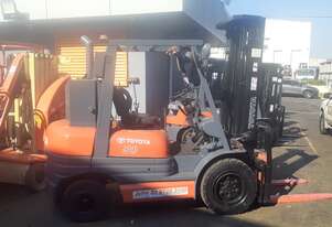 ACTIVE FORKLIFTS - Toyota 3 Ton diesel forklift 5m lift low hours solid tyres side shift