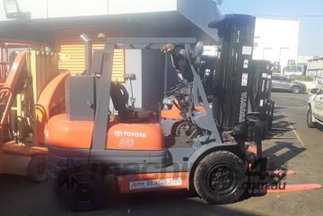 ACTIVE FORKLIFTS - Toyota 3 Ton diesel forklift 5m lift low hours solid tyres side shift