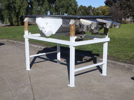 Large Vibrating Vibratory Feeder Sieve Shaker Table Separator - Maseto  - picture0' - Click to enlarge