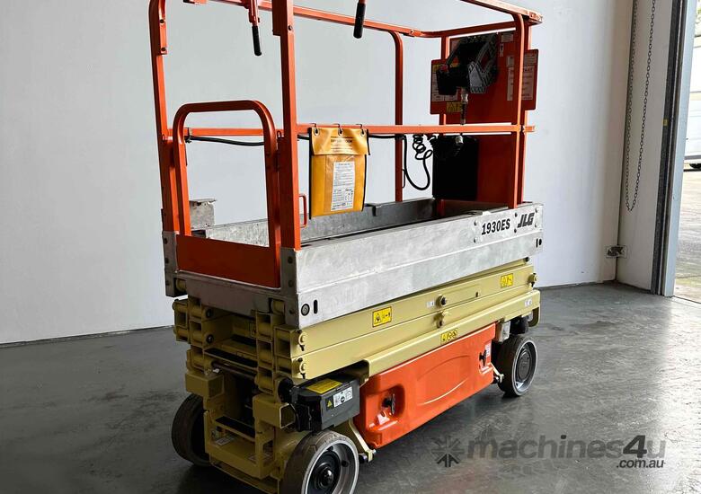 JLG 1930ES Electric Scissor lift with Major inspection image 4
